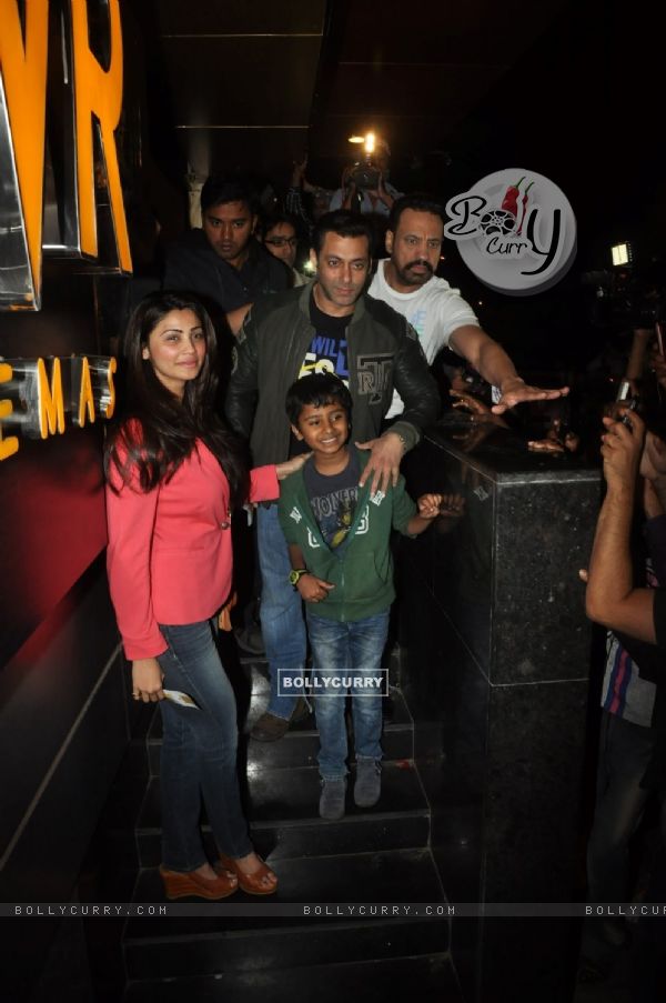 Salman Khan watches SHOLAY 3D with the JAI HO team (309418)