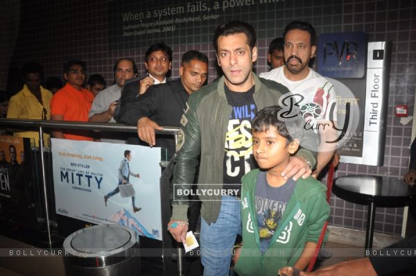 Salman Khan watches SHOLAY 3D with the JAI HO team (309421)