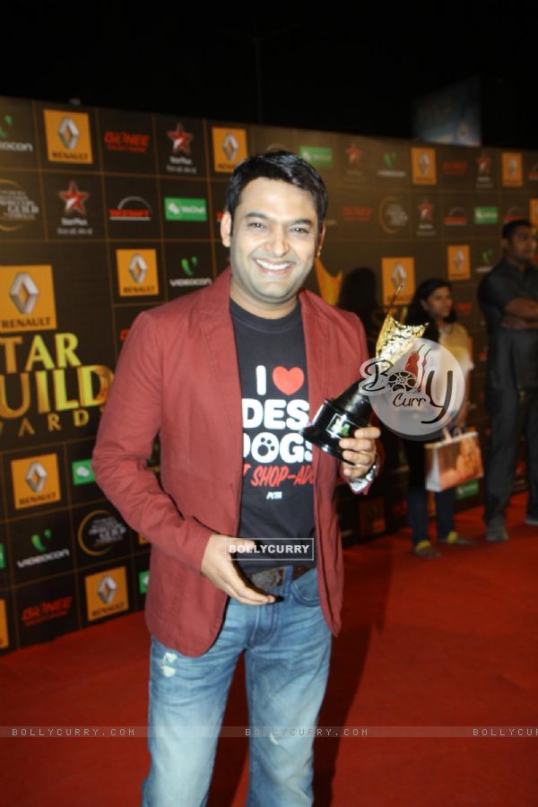 Kapil Sharma holds up his award at the 9th Star Guild Awards