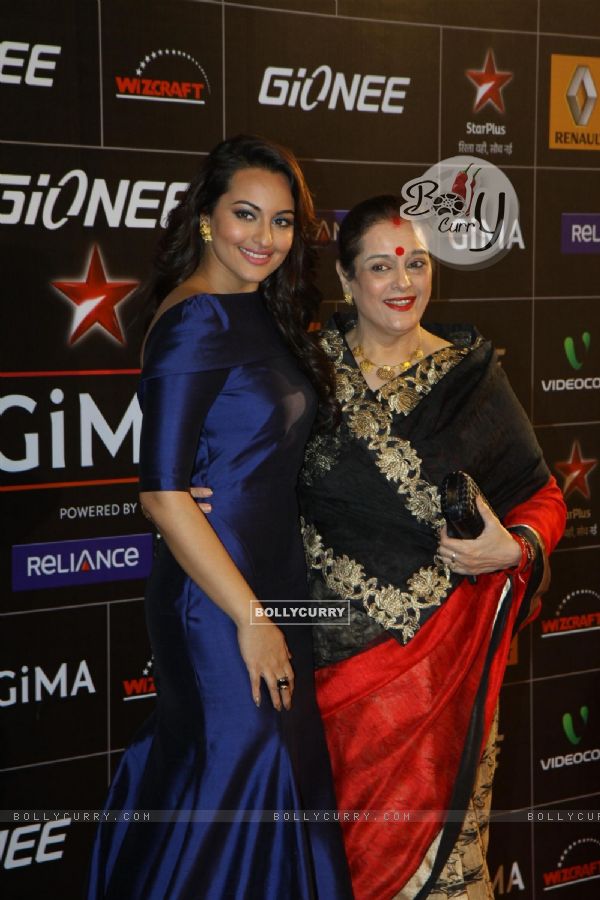Sonakshi Sinha with her mother at Gima Awards 2013
