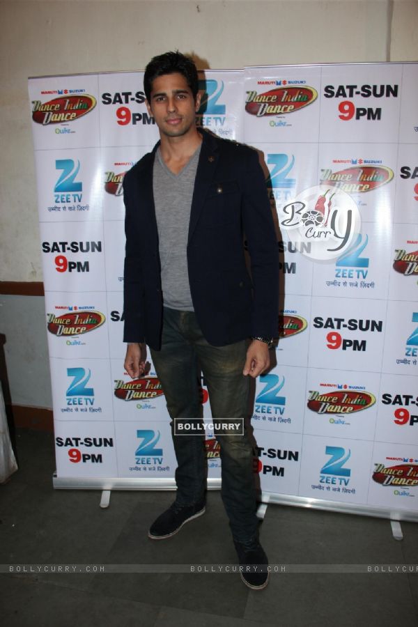 Sidharth Malhotra during Hasee Toh Phasee Promotions on DID Season 4 (309776)