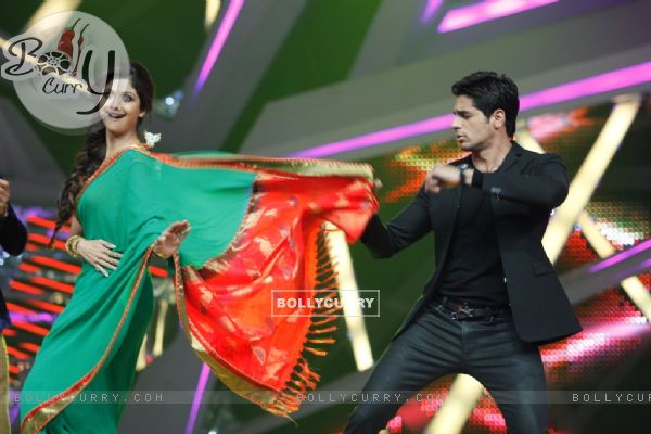 Shilpa Shetty and Sidharth Malhotra perform On Nach Baliye 6 (309870)