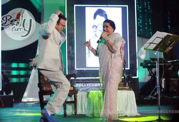 Anu Kapoor and Asha Bhosle perform at Utsav 2014 Rahul Ki Asha