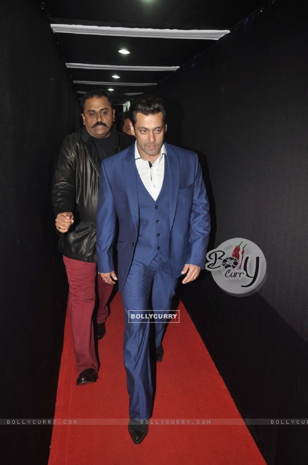 Salman Khan arrives at the 59th Idea Filmfare Awards 2013