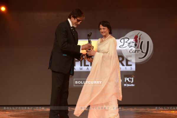 Amitabh Bachchan gives Tanuja the Life Time Achievement Awards