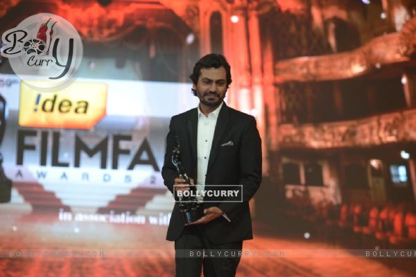 Nawazuddin Siddiqui recieves the Best Actor in Supporting Role Male award for The Lunch Box