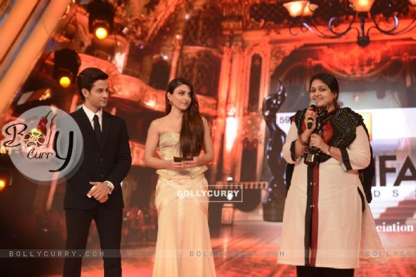 Supriya Pathak recieves the Best Actor in a Supporting Role Female Award for Ramleela (310230)