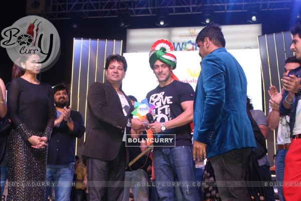 Salman Khan felicitated at the Worli Festival 2014