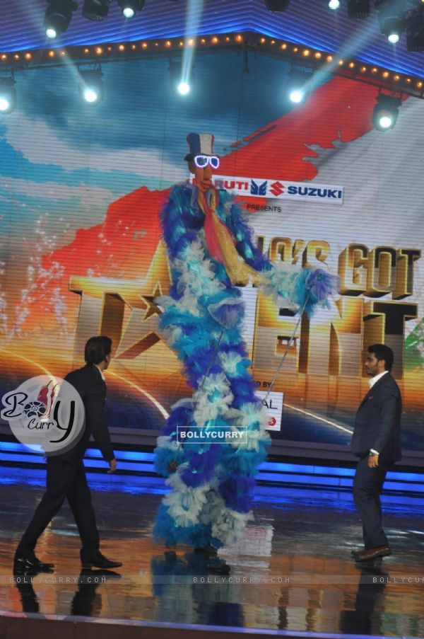 Arjun and Ranveer perform with a contestant