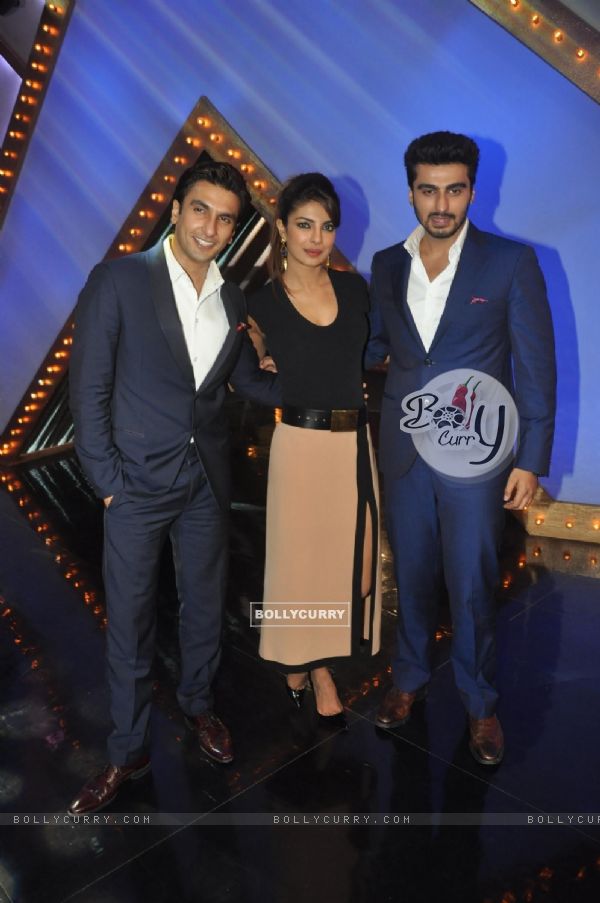 Ranveer, Priyanka and Arjun pose for a click (310321)