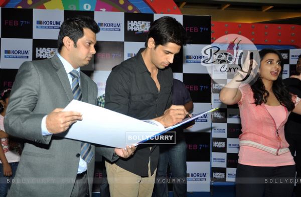 Sidharth Malhotra and Parineeti Chopra at the Promotions of Hasee Toh Phasee (310368)