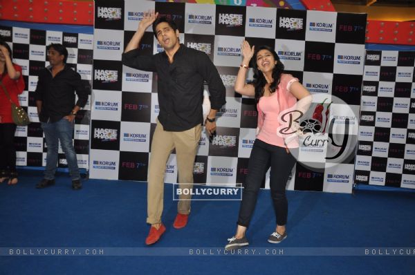 Sidharth Malhotra and Parineeti Chopra perform at the Promotions of Hasee Toh Phasee (310370)