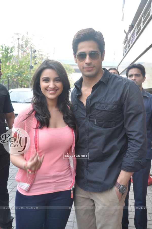 Sidharth Malhotra and Parineeti Chopra at the Promotions of Hasee Toh Phasee (310373)