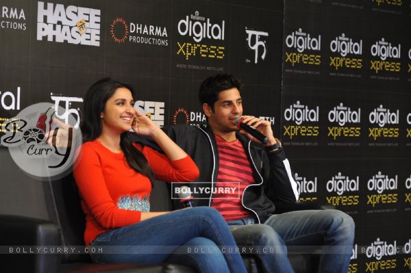 Parineeti and Sidharth at the Launch of film 'Hasee to Phasee' App (310568)