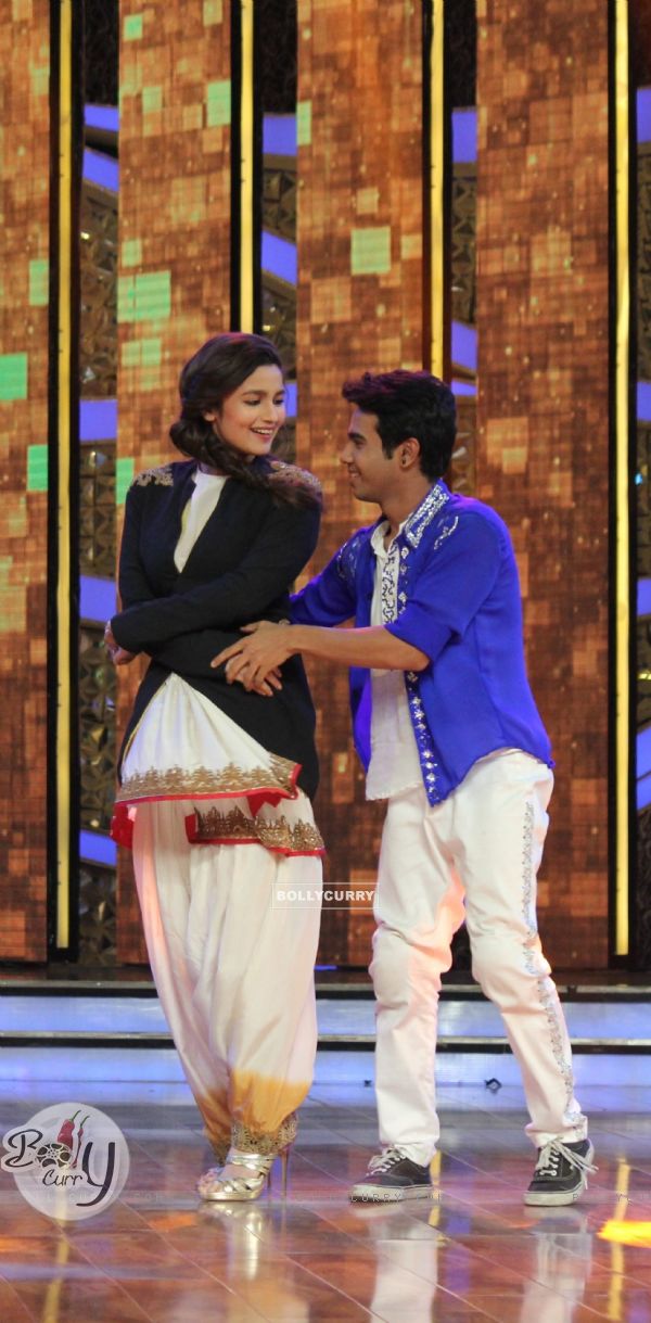 Alia Bhatt Performs with a contestant on DID Season 4 (310739)