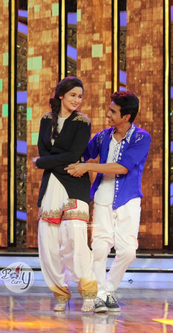 Alia Bhatt Performs with a contestant on DID Season 4 (310740)