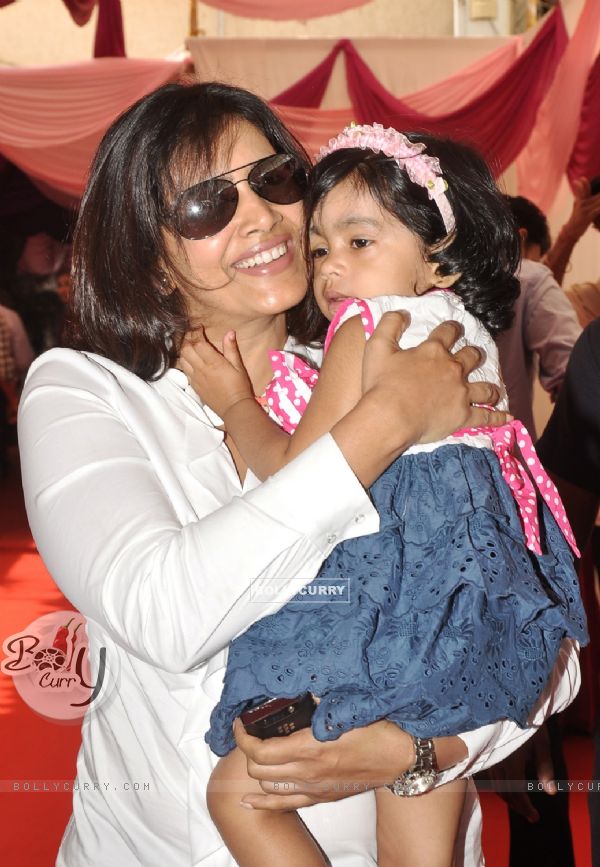 Sonali Kulkarni with her daughter at the launch of the clinic La Piel