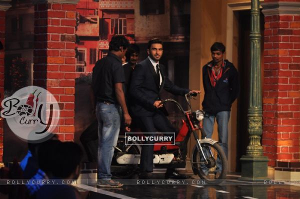 Ranveer Singh comes on Comedy Nights with Kapil riding a Luna (311334)
