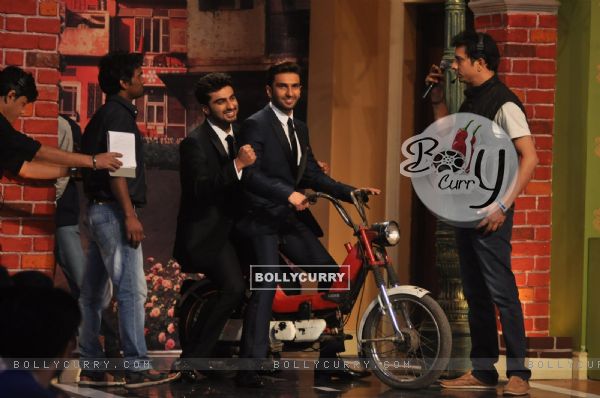 Arjun and Ranveer arrive on Comedy Nights with Kapil on a Luna (311335)