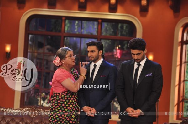 Ali Asgar shares some words of wisdom with Ranveer and Arjun