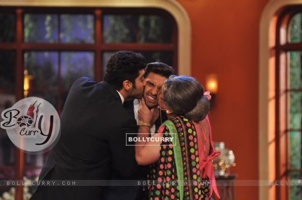 Arjun Kapoor and Ali Asgar plant a kiss on Ranveer Singh (311351)