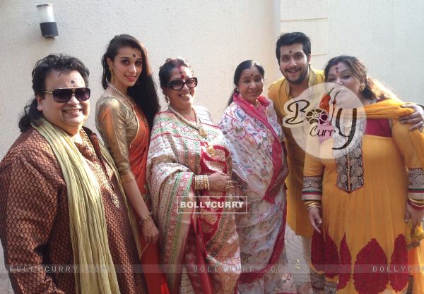 Asha Bhosle joined Bappi Lahiri and his family for Saraswati Puja