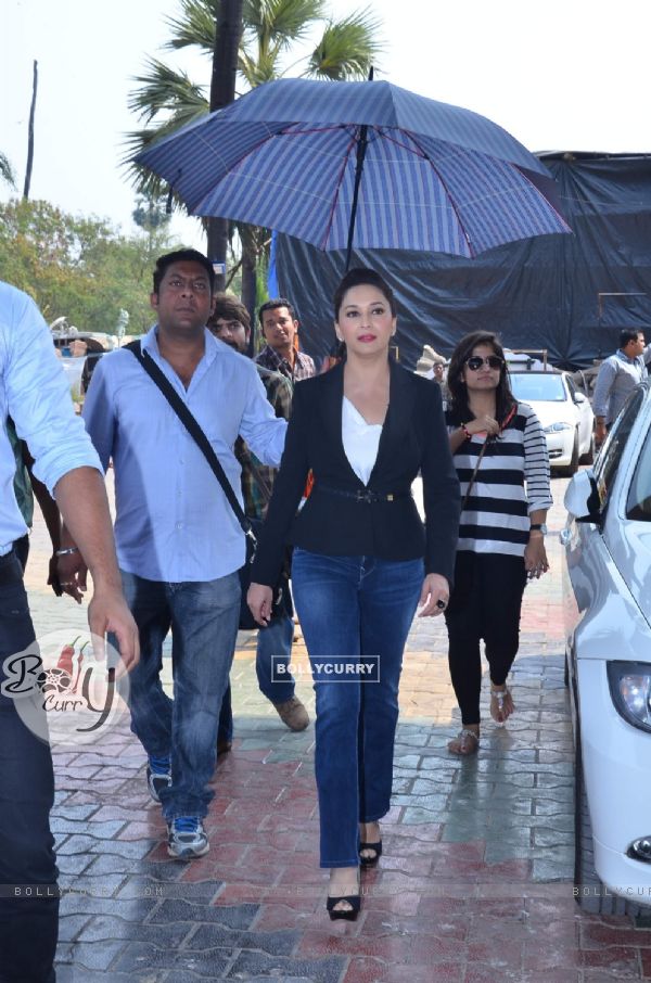Madhuri Dixit arrives at the Promotion of Gulaab Gang on Boogie Woogie (312678)