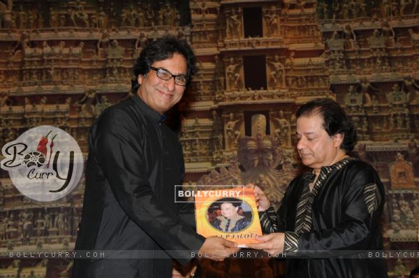 Talat Aziz with Anup Jalota at the event