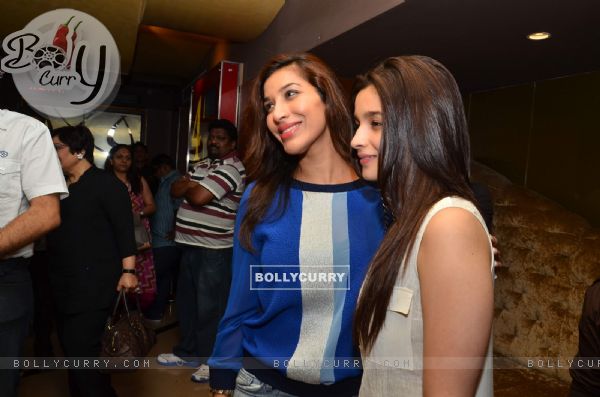 Alia Bhatt and Sophie Chowdhary at the screening of Highway (312912)