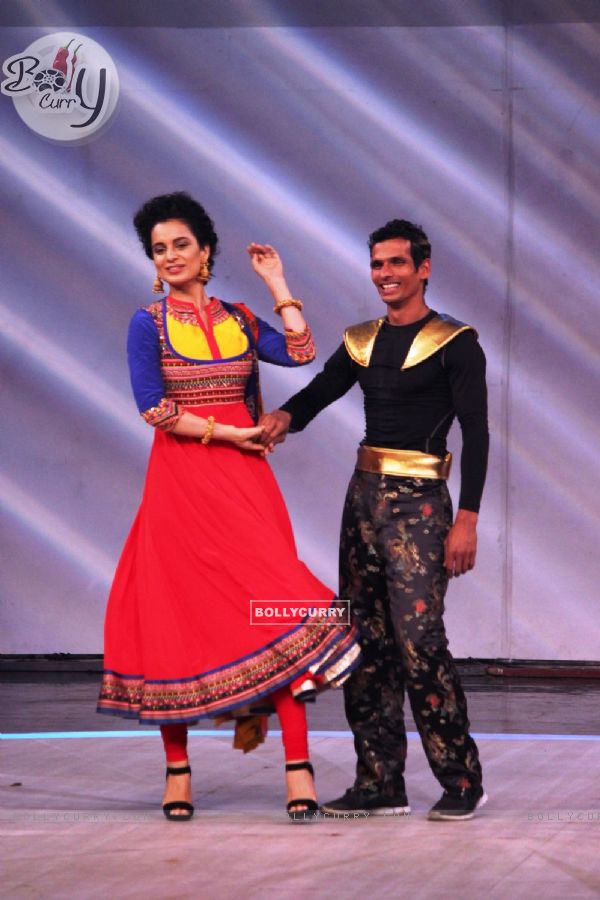 Kangana performs with a contestant on India's Got Talent Season 5 (313024)