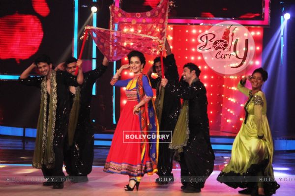 Kangana performs with a contestant on India's Got Talent Season 5 (313029)