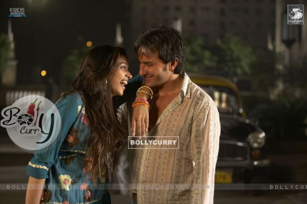 Saif and Deepika are laughing in Love Aaj Kal movie (31342)