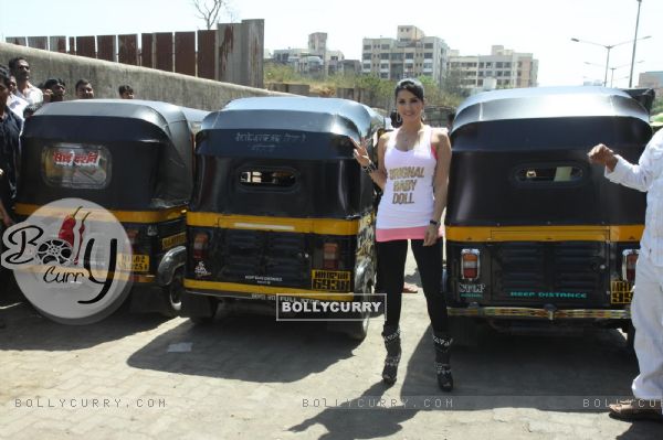 Sunny Leone takes a rickshaw ride to promote RAGINI MMS 2