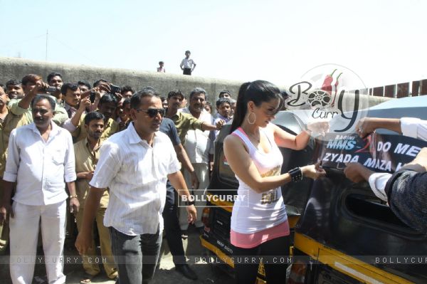Sunny Leone takes a rickshaw ride to promote RAGINI MMS 2