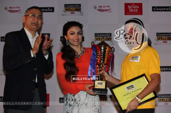 Soha Ali Khan felicitates a winner of the Classmate Spell Bee 2014