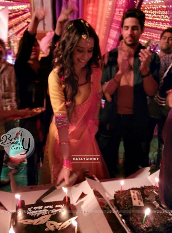 Shraddha Kapoor cuts her birthday cake on the sets of The Villian (314554)