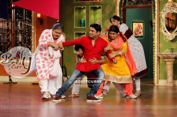 Kapil with his family on the show's Holi Special episode