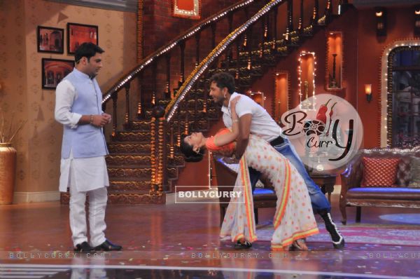 Terence dances with Sumona while Kapil watches on