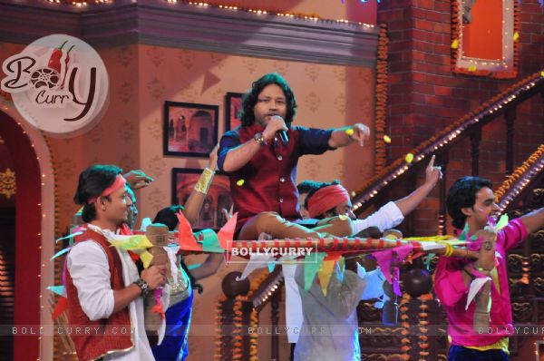 Kailash Kher performs on Comedy Nights With Kapil