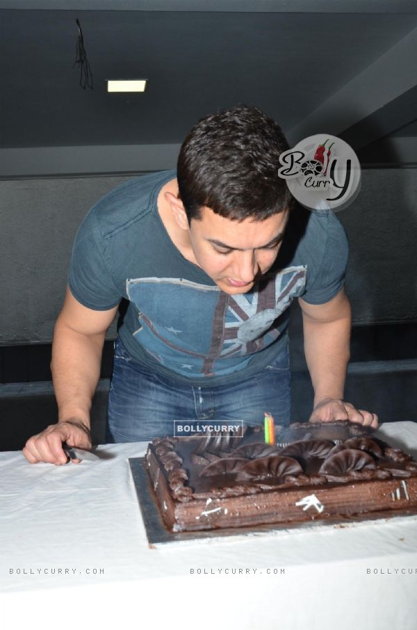 Aamir Khan cuts his Birthday cake