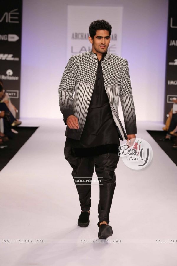 Vijender Singh at designer Archana Kochhar's show at Lakme Fashion Week (315016)