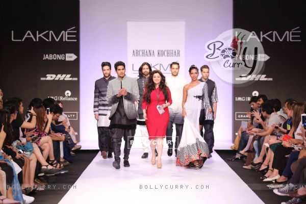 Cast of Fugly at designer Archana Kochhar's show at Lakme Fashion Week (315017)