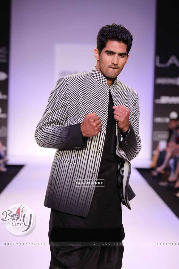 Vijender Singh at designer Archana Kochhar's show at Lakme Fashion Week (315018)