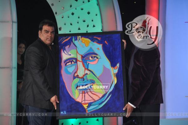 Amitabh Bachchan with a painting of his at Lavasa Woman Drives Awards 2014