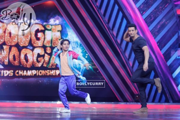 Sharman Joshi performs at the Promotions of 'Gang of Ghosts' on Boogie Woogie (315254)
