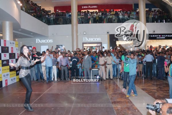 Sunny Leone promotes 'Ragini MMS 2' at Viviana Mall Thane (315257)