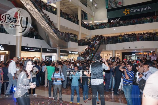 The crowd goes crazy for Sunny Leone as she promotes 'Ragini MMS 2' (315260)