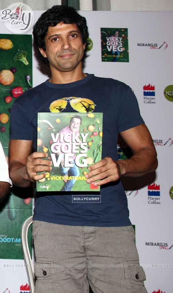 Farhan Akhtar launches chef Vicky Ratnani's book 'Vicky Goes Veg'