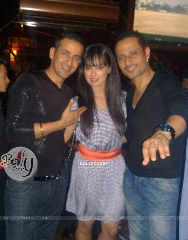 Manmeet and Harmeet with Sana Khaan celebrating the success of Baby Doll song from Ragini MMS 2 (315837)