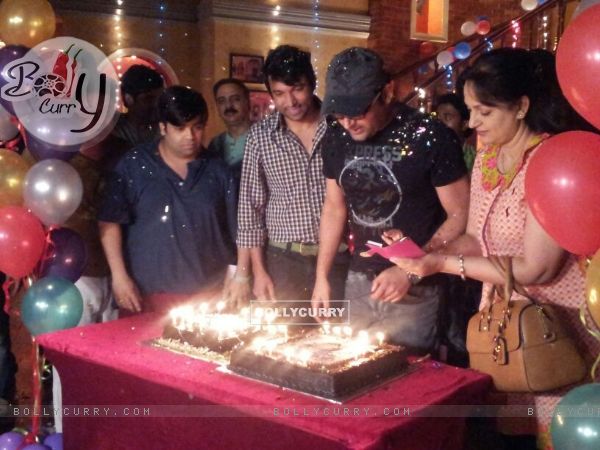 Kapil Sharma cuts his Birthday cake